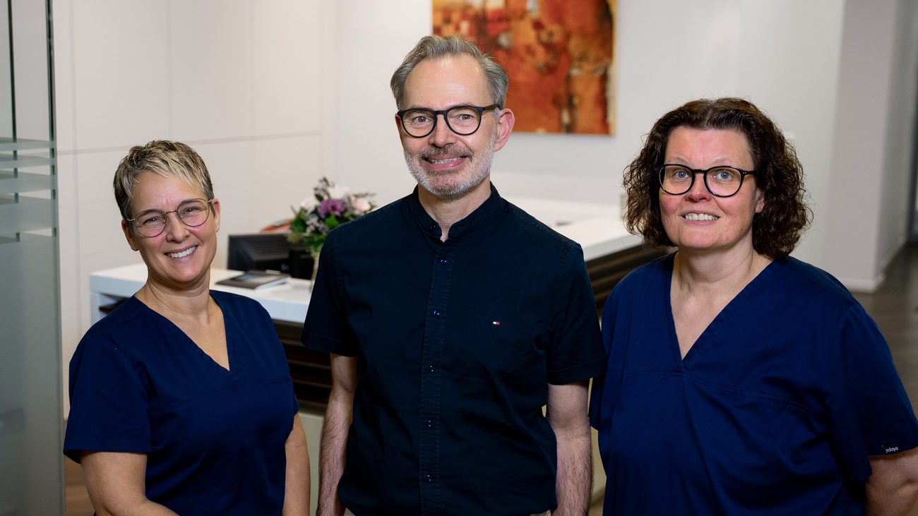 Dr. Oliver Vogel mit zwei Kolleginnen des Praxisteams