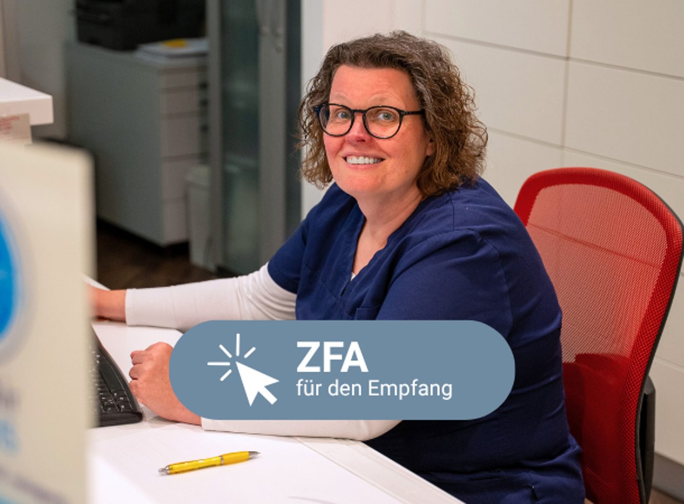 ZFA für den Empfang: Kollegin am Empfangstresen der Praxis