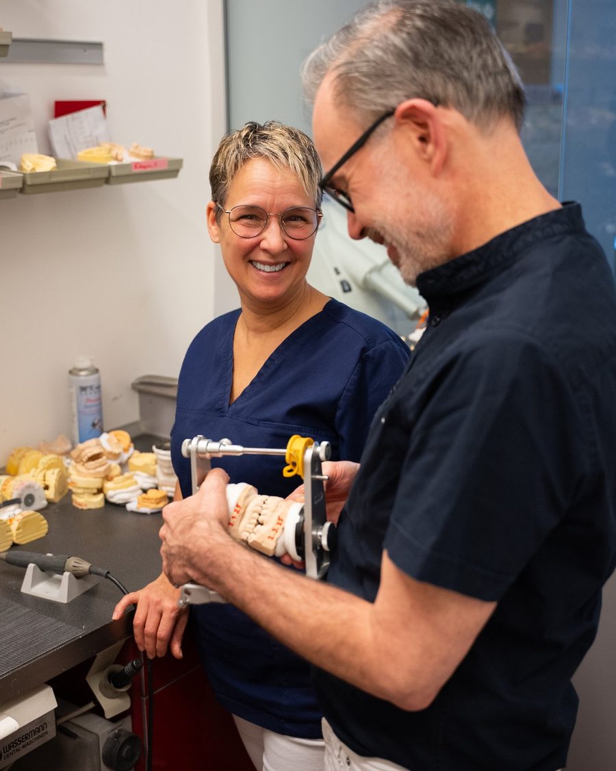Dr. Vogel und eine Kollegin bei der Arbeit im Praxislabor